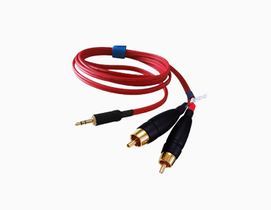 Cabo P2 para RCA, com conectores dourados, para conectar dispositivos de áudio a sistemas de som.