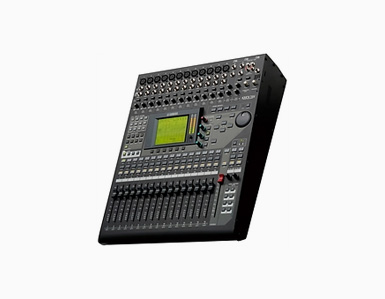 Mesa de som digital com múltiplos controles, faders motorizados e tela integrada.