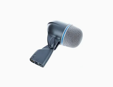 Microfone Shure Beta 52A com corpo robusto preto e grade metálica.