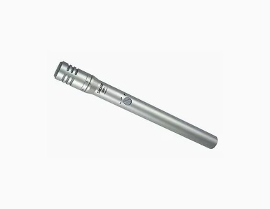 Microfone Shure SM81 com design fino em acabamento metálico prateado.