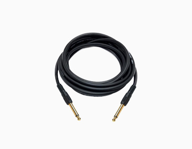 Cabo P10-P10 com conectores dourados, ideal para instrumentos musicais.