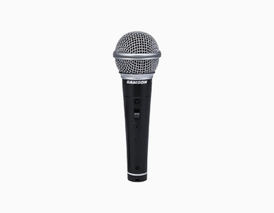 Microfone dinâmico Samson R21S com design clássico e botão liga/desliga.
