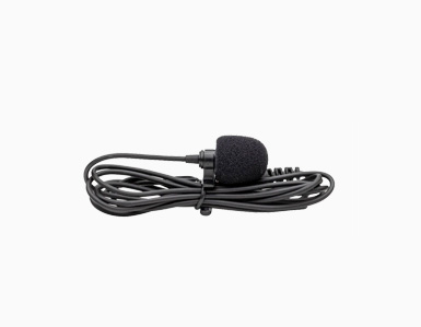 Microfone de lapela Marantz com cápsula compacta e cabo enrolado.