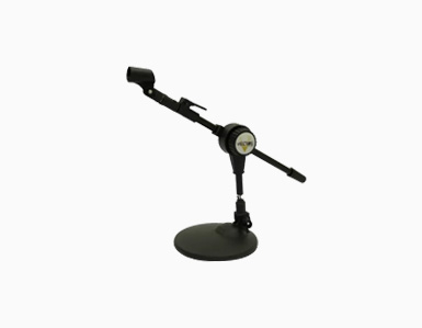 Pedestal para microfone modelo pequeno, tipo mesa, ajustável com braço articulado e base estável.