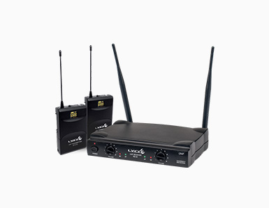 Sistema de microfone sem fio Lyco UH-02HLIHLI, com dois transmissores e um receptor.