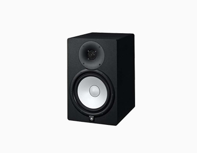 Monitor de áudio Yamaha HS8, com potente som de 120W, ideal para estúdios de gravação e mixagem.